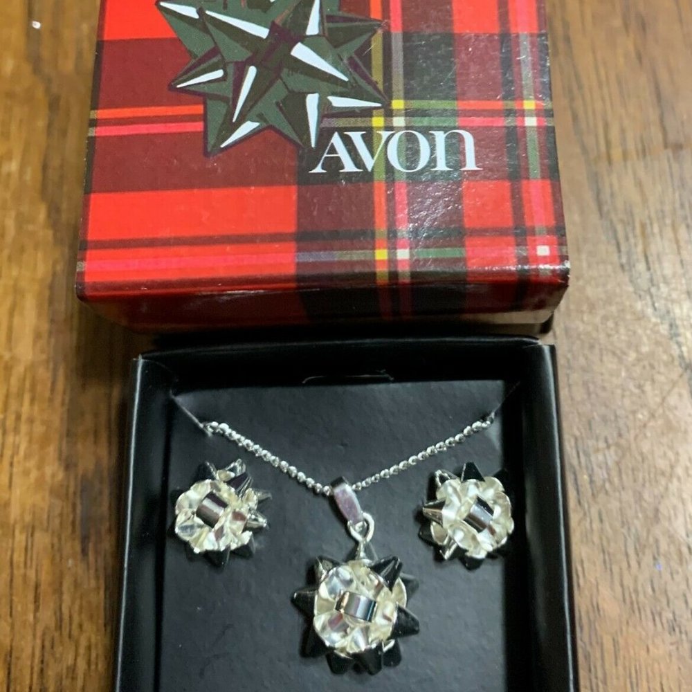 Avon Bow and Necklace and Earring Set 2018 New in Box